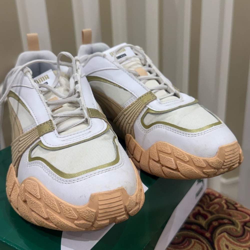 Puma women’s Kyron Poison Flower sneakers, comfortable and in great shape!